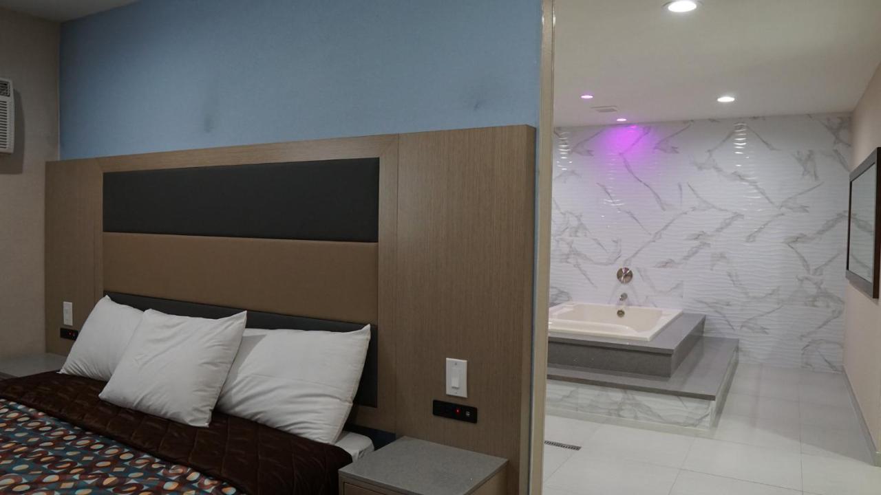 King Suite Spa Bath