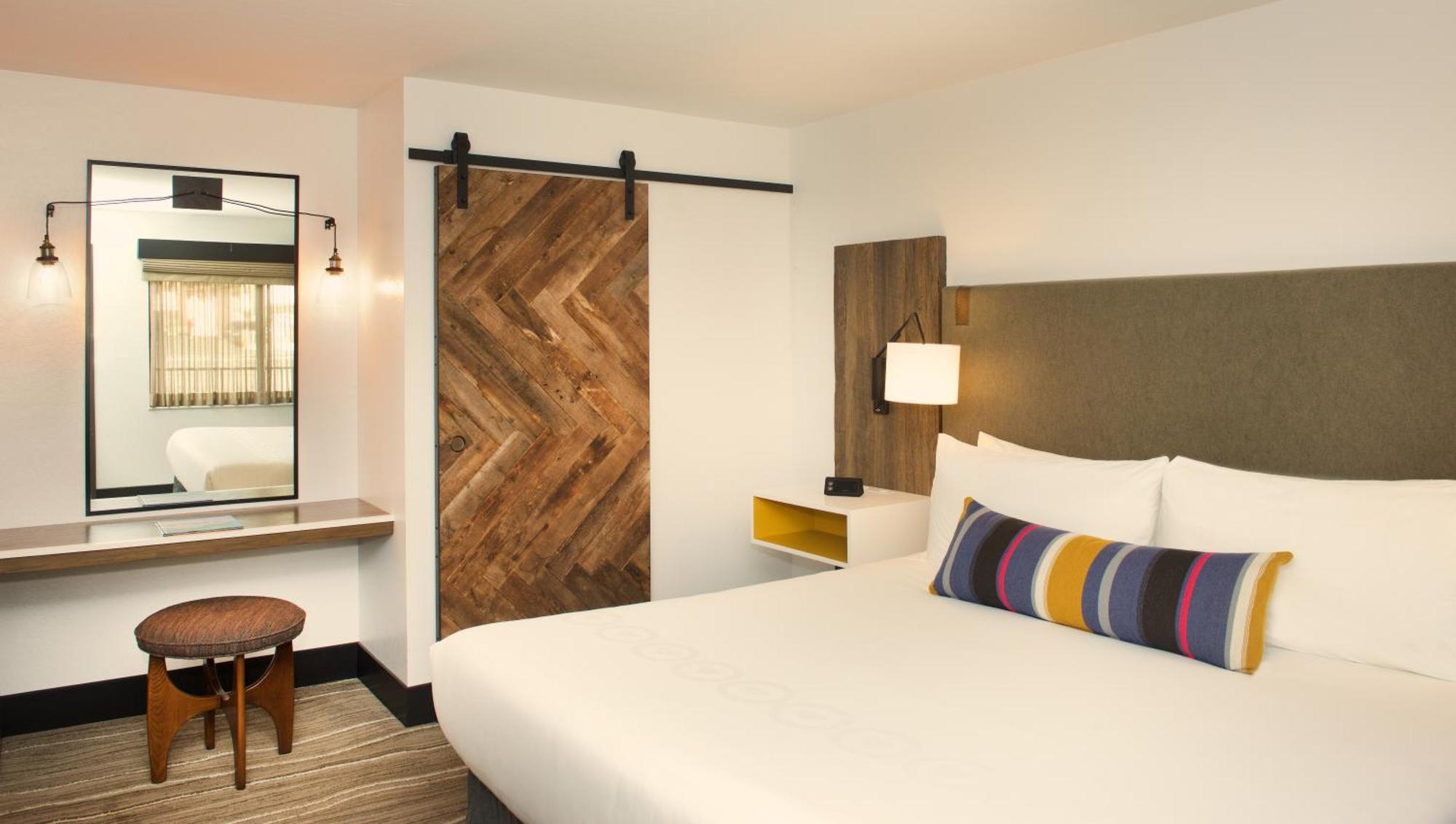 King Room with Roll-In Shower and View - Disability Access,554334291:JPEG