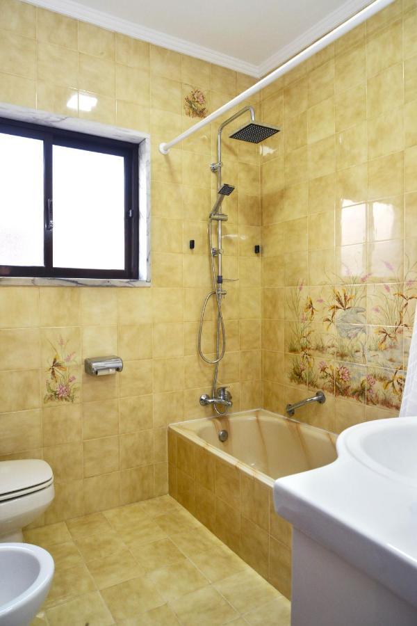 Quarto Individual com Varanda e Casa de Banho Partilhada