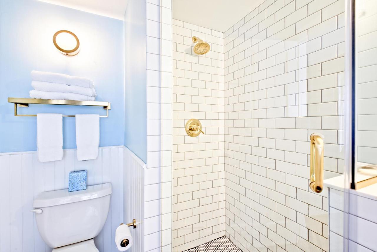 Deluxe Queen Suite