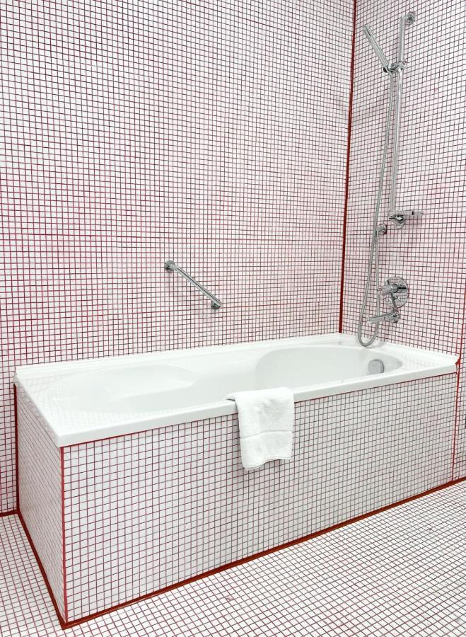 King Room Roll Shower Disability Access