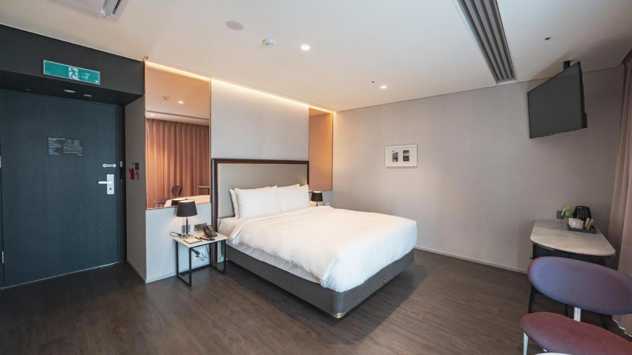 Standard Double Room Partial Ocean View