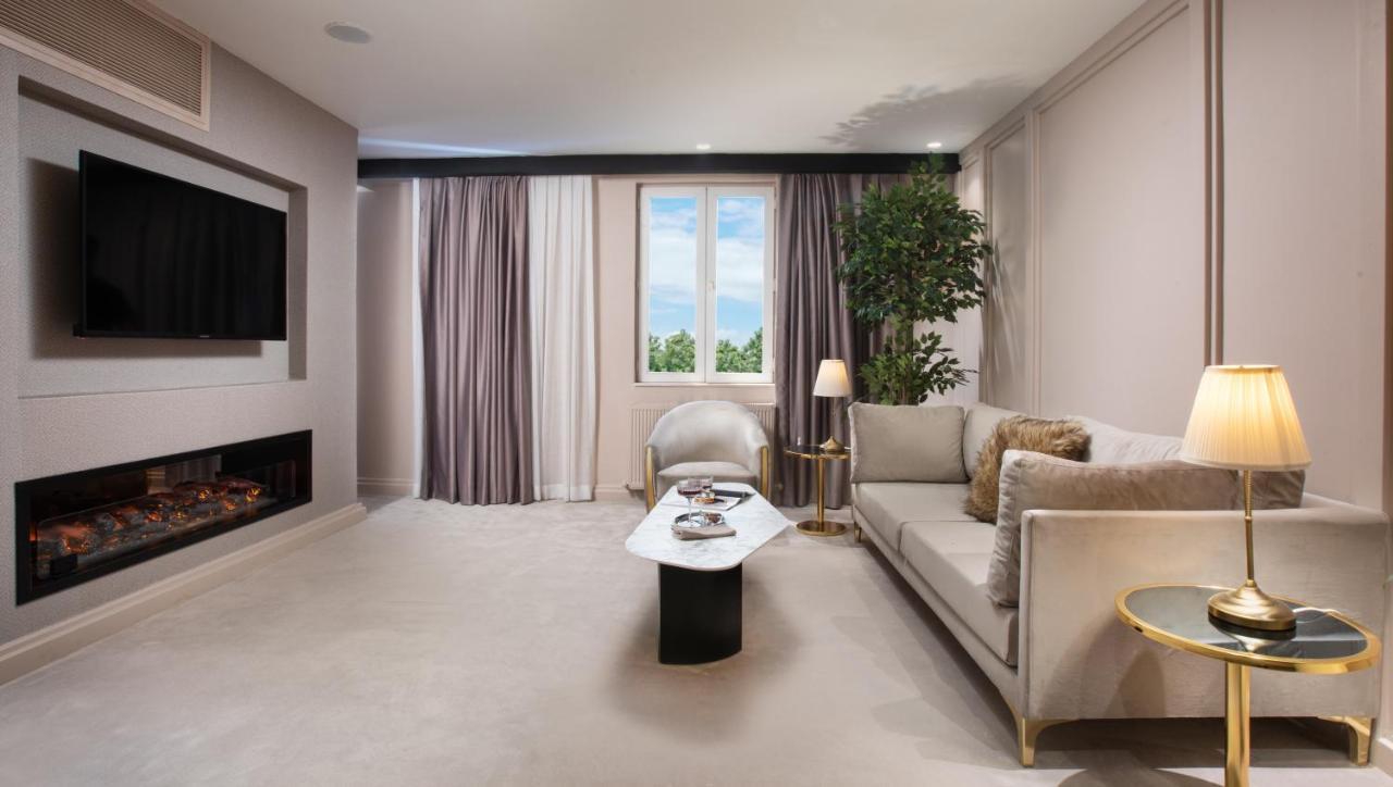 Executive Junior Suite Bathtub & Fireplace