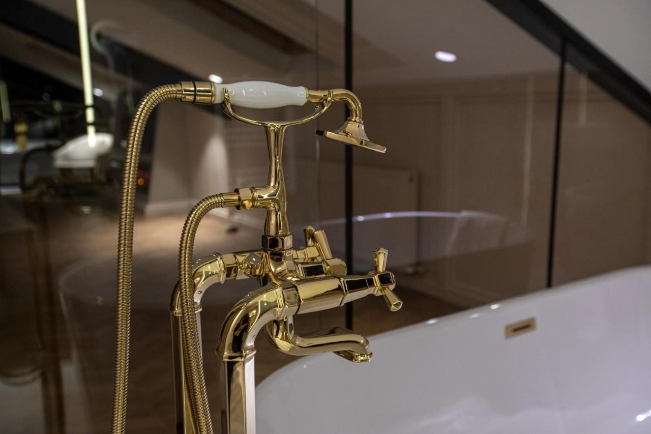 Executive Penthouse Suite Fireplace & Bathtub