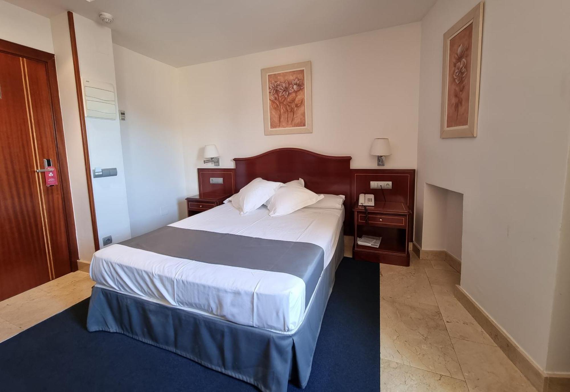 Quarto com Cama de Casal ou 2 de Solteiro