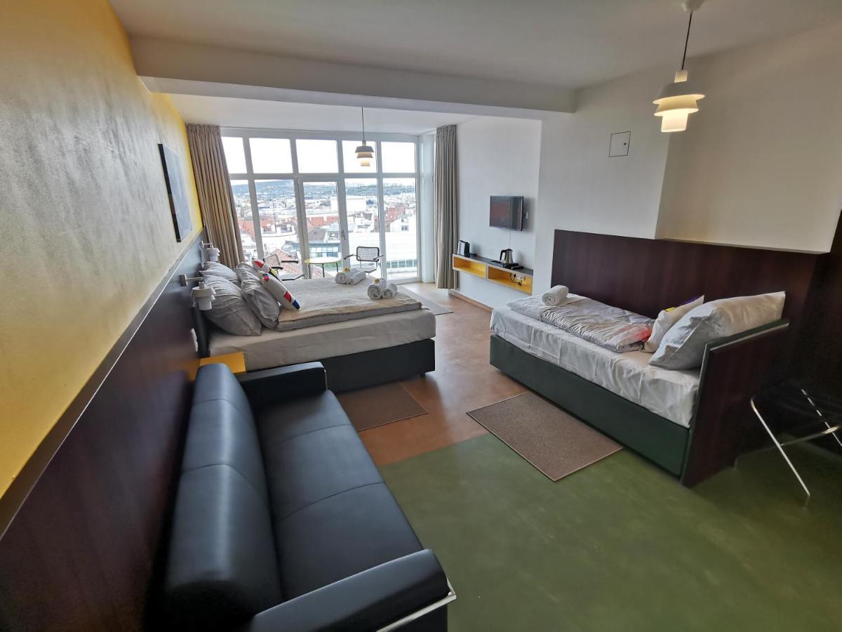 Dreibettzimmer mit Stadtblick