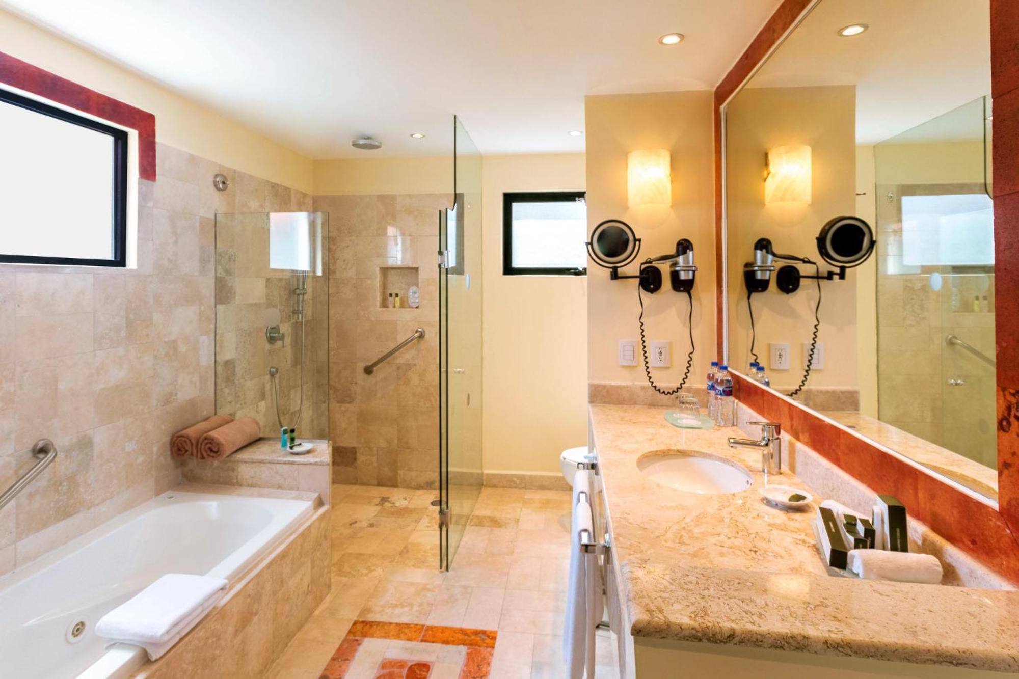 Royal Level Luxury (3 Adults + 1 Child),917135719:JPEG
