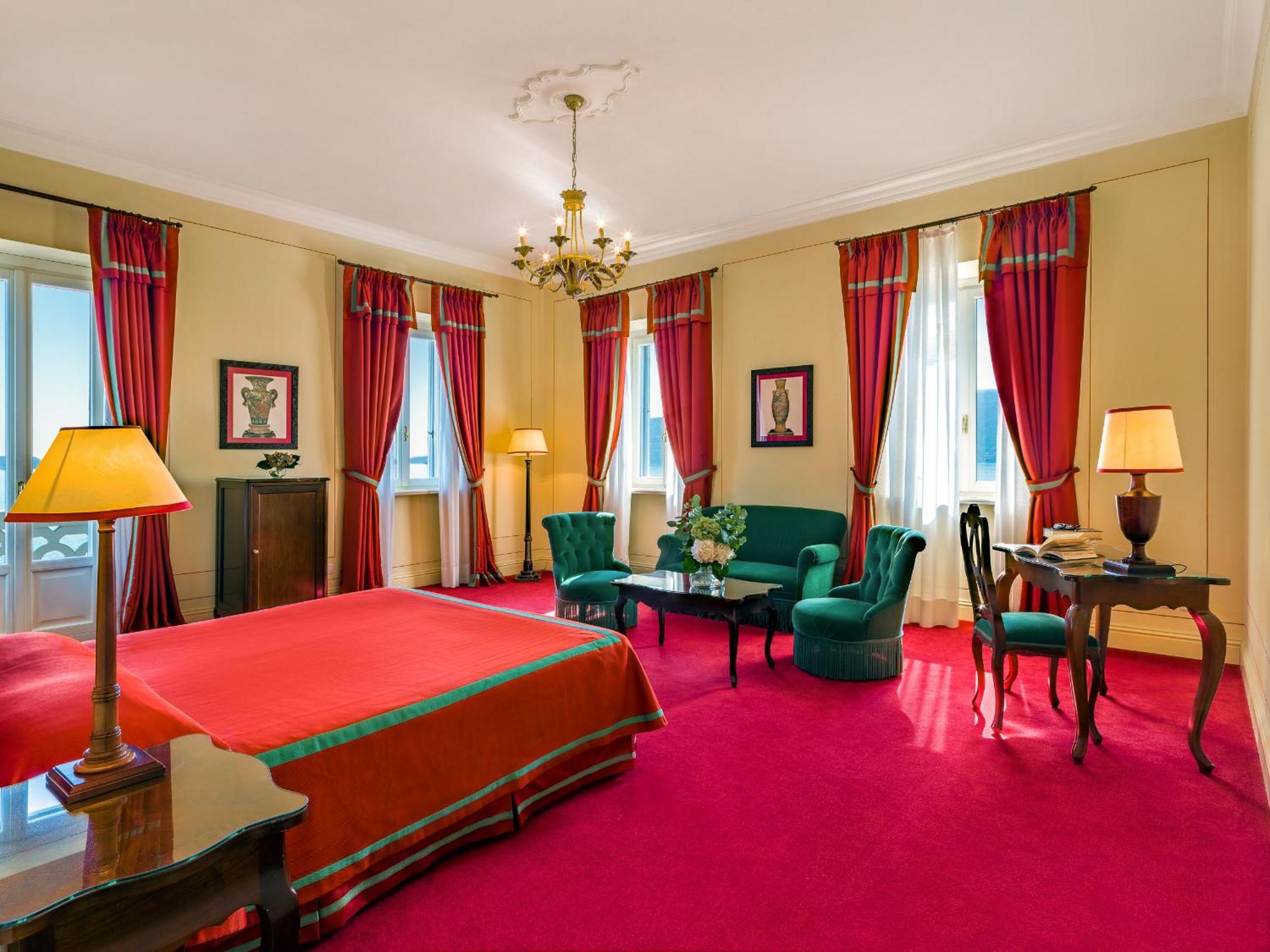 Deluxe Junior Suite with Partial Lake View