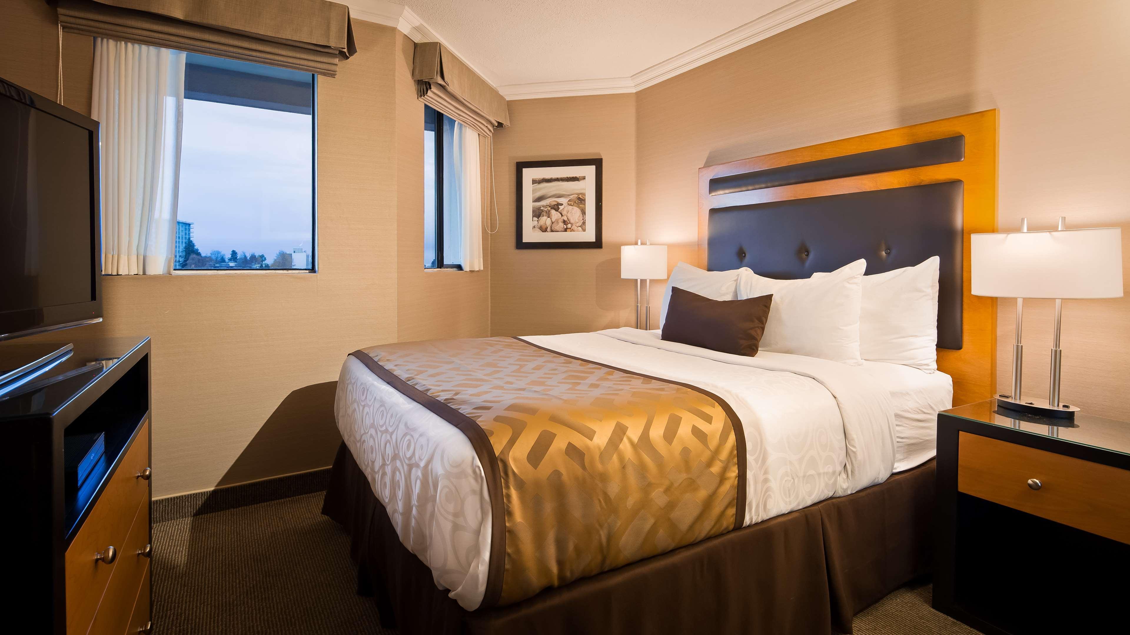 Deluxe One-Bedroom Queen Suite Kitchenette Non smoking