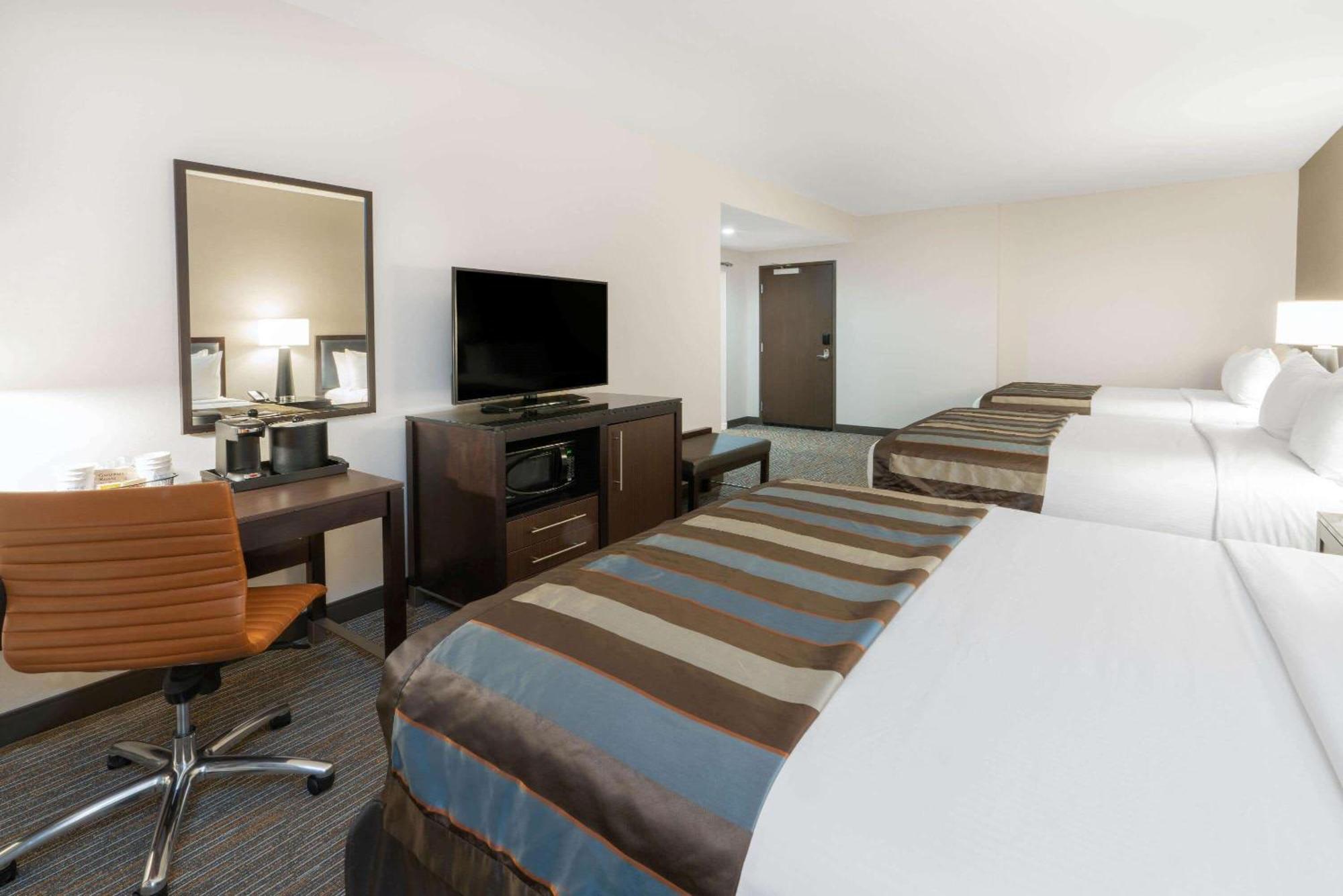 Queen Room Three Queen Beds Non-Smoking