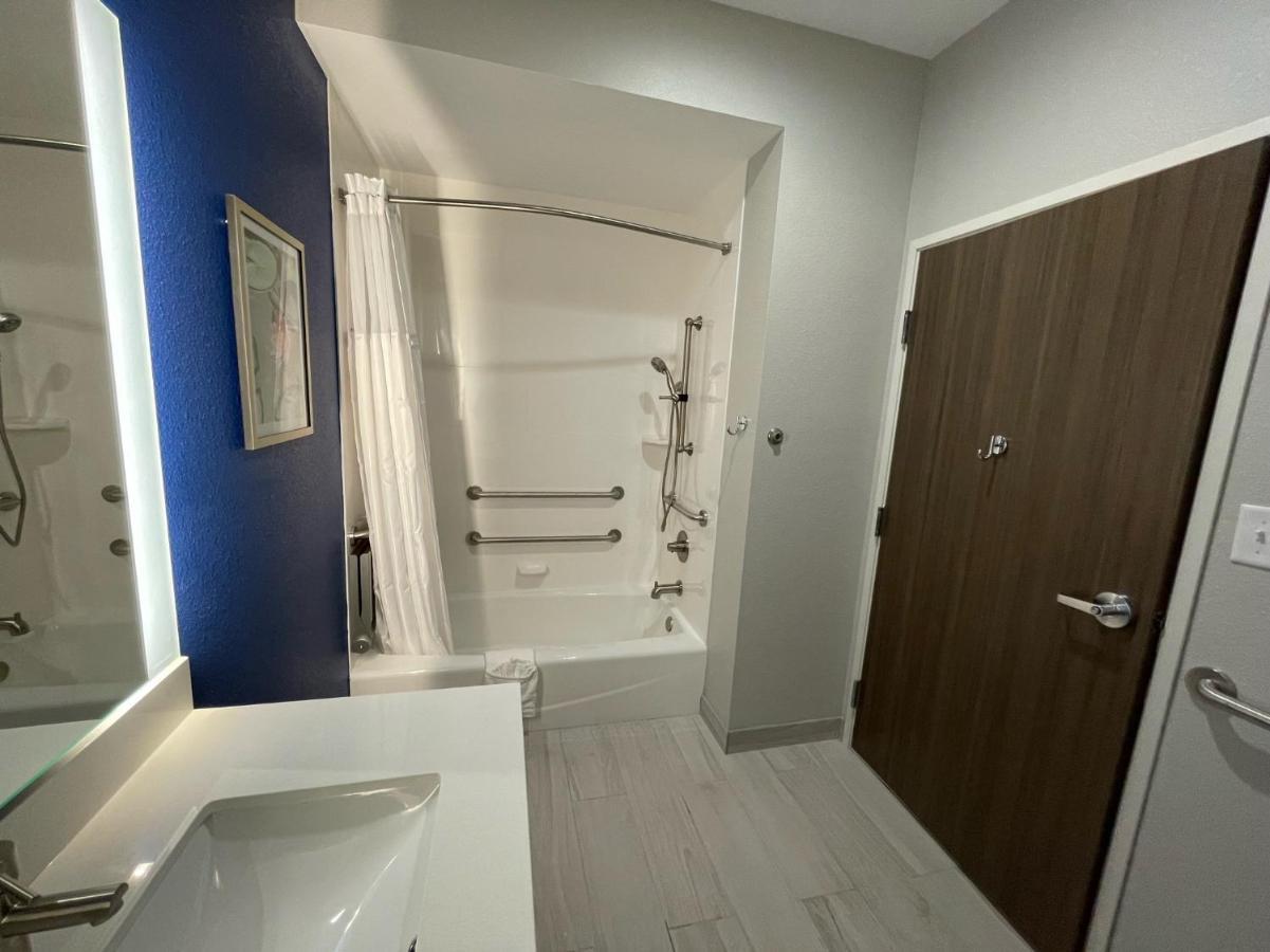 King Room with Mobility/Hearing Access and Bathtub with Garb Bars -  Non- Smoking