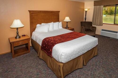 Deluxe Room 1 King Bed Refrigerator & Microwave Top Floor