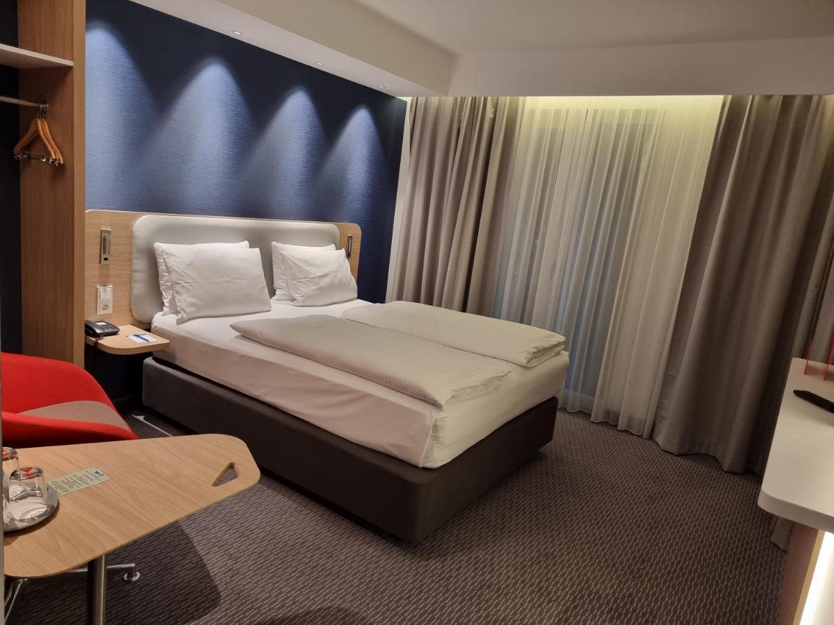 Standard Queen Room with Walk-In Shower,1357083644:JPEG
