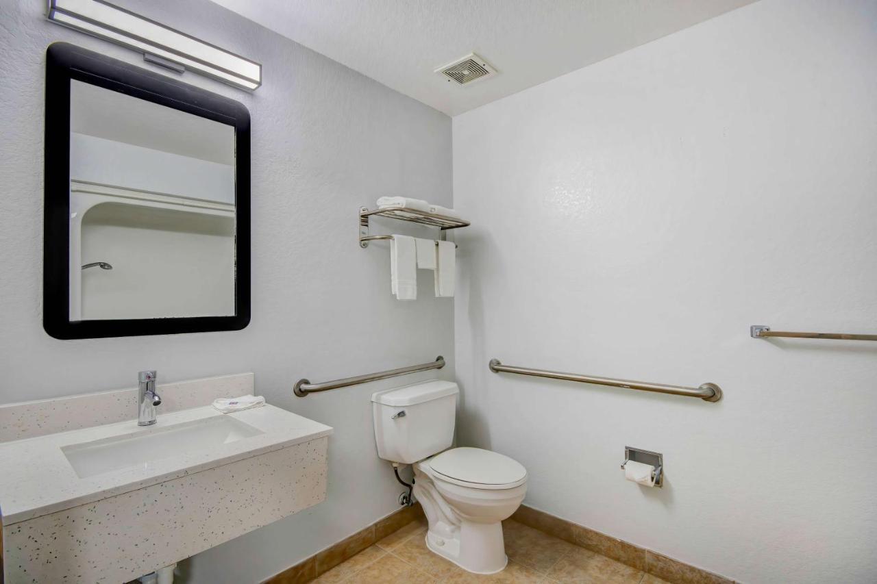 Queen Room Disability Access Non-Smoking