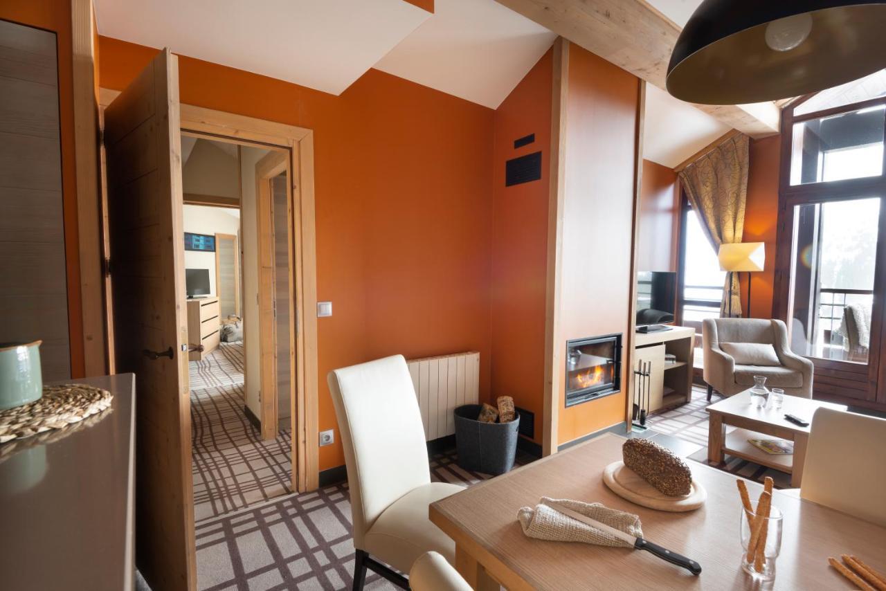 Two-Bedroom Apartment Balcony Mountain View Sunday