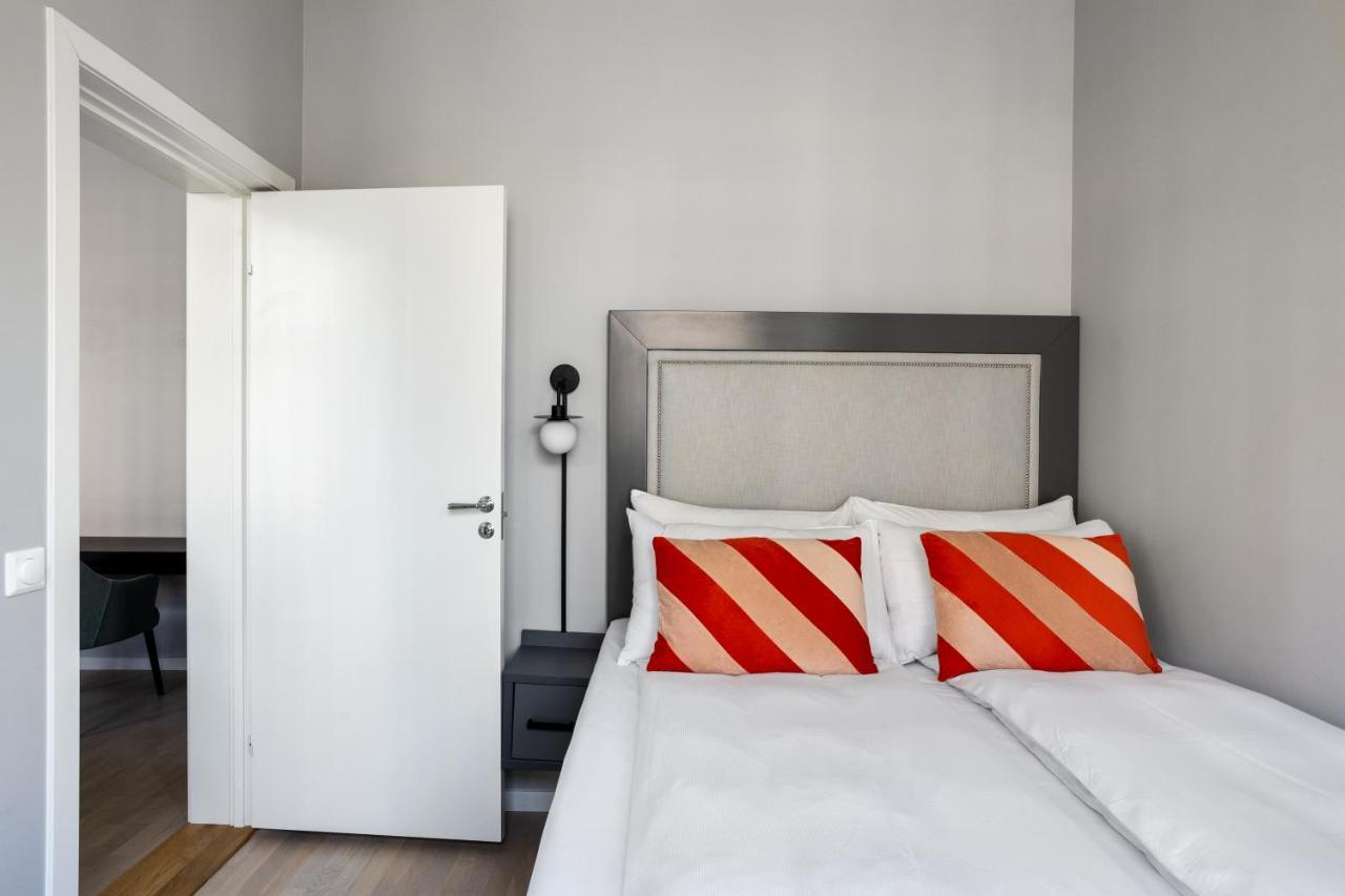 Apartamento con 1 dormitorio, sofá cama y balcón