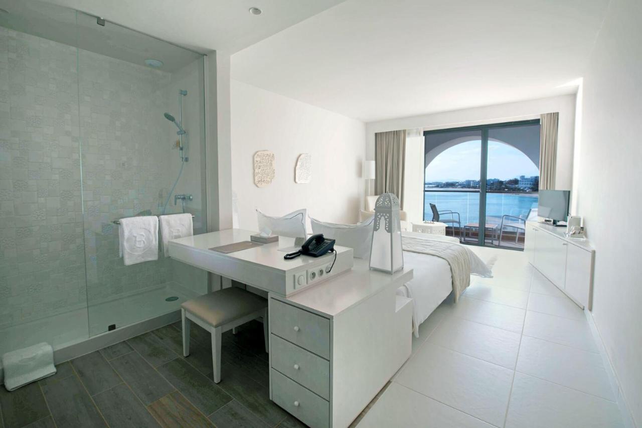 Deluxe Twin or Double Suite Sea & Pool View