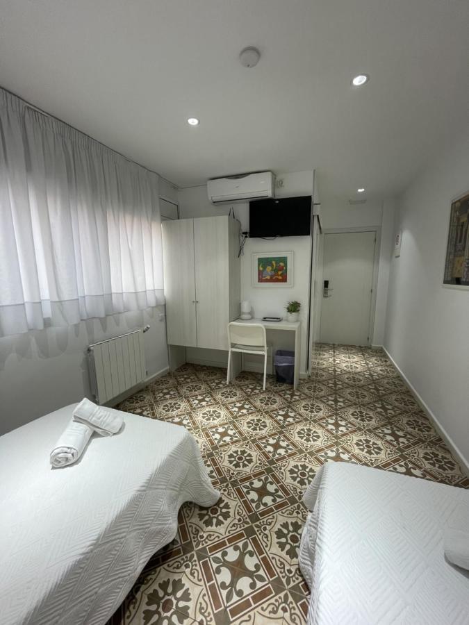 Tweepersoonskamer met 2 Aparte Bedden en Badkamer