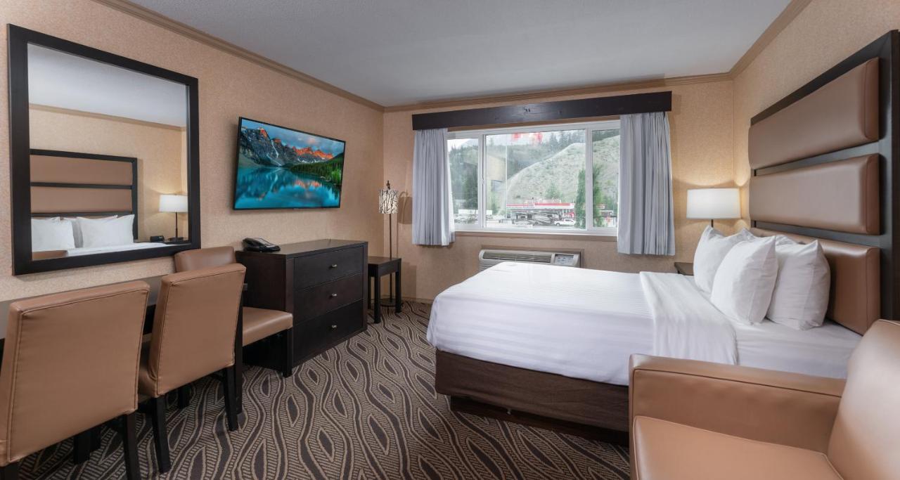 Deluxe Queen Room Kitchenette