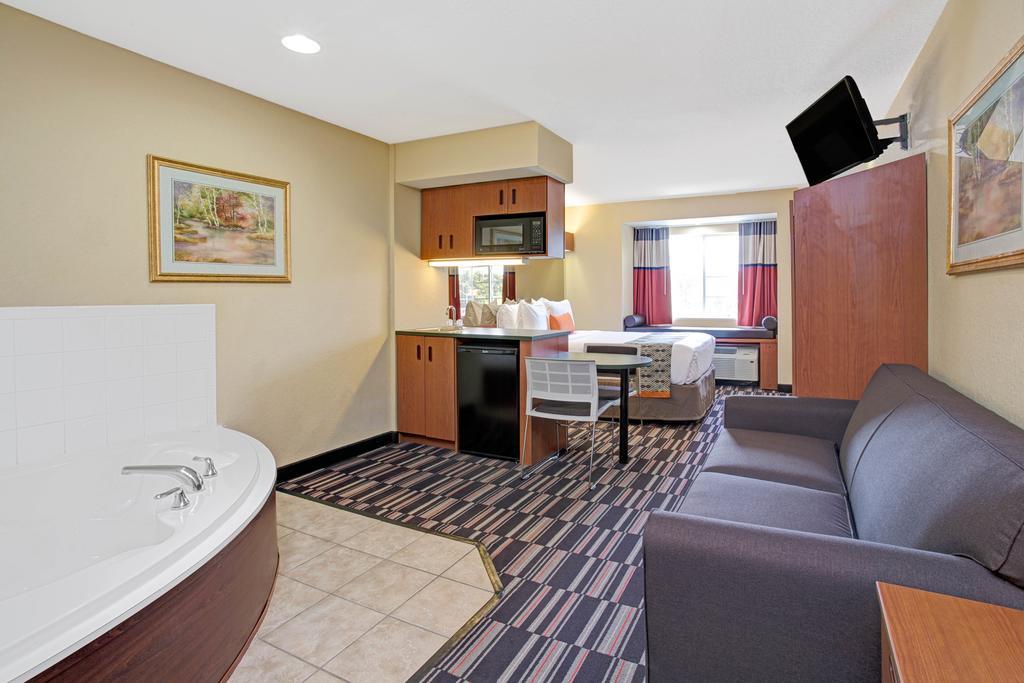 Deluxe Queen Studio Suite Non-Smoking