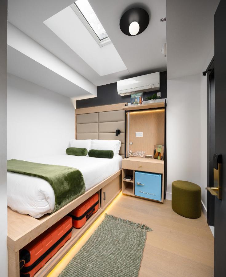 Estudio con cama grande adaptado para personas con movilidad reducida
