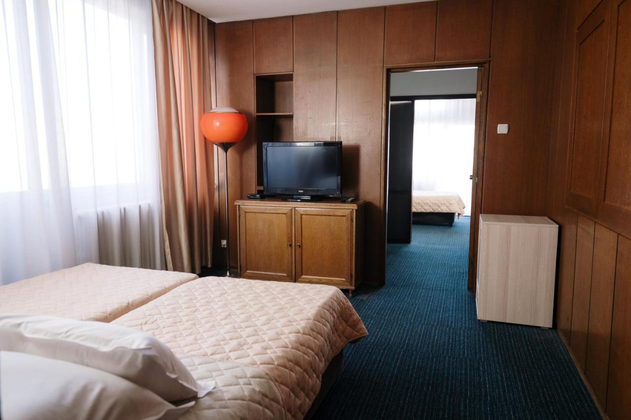 Quintuple Room
