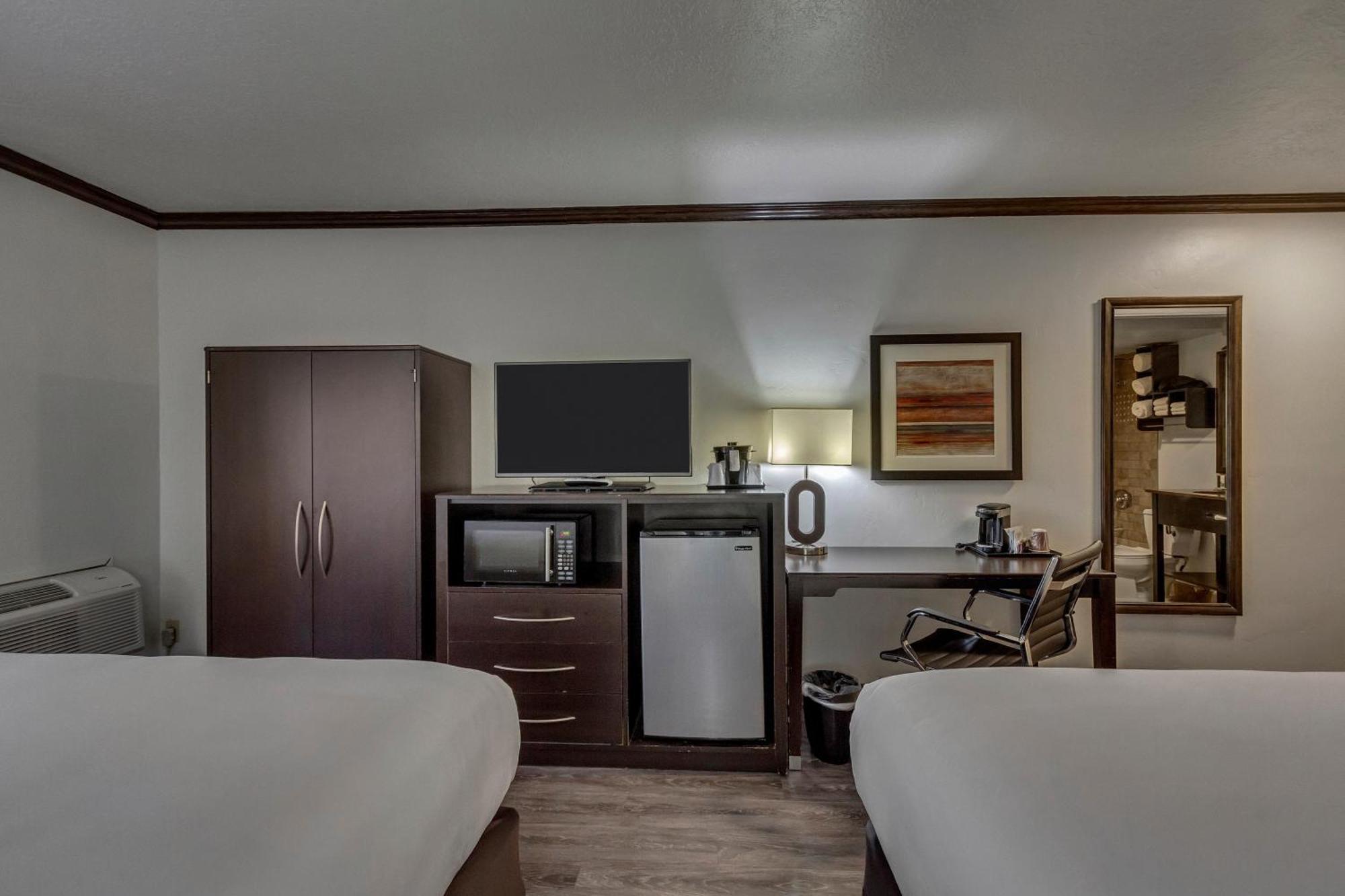 Queen Room Two Queen Beds Non-Smoking