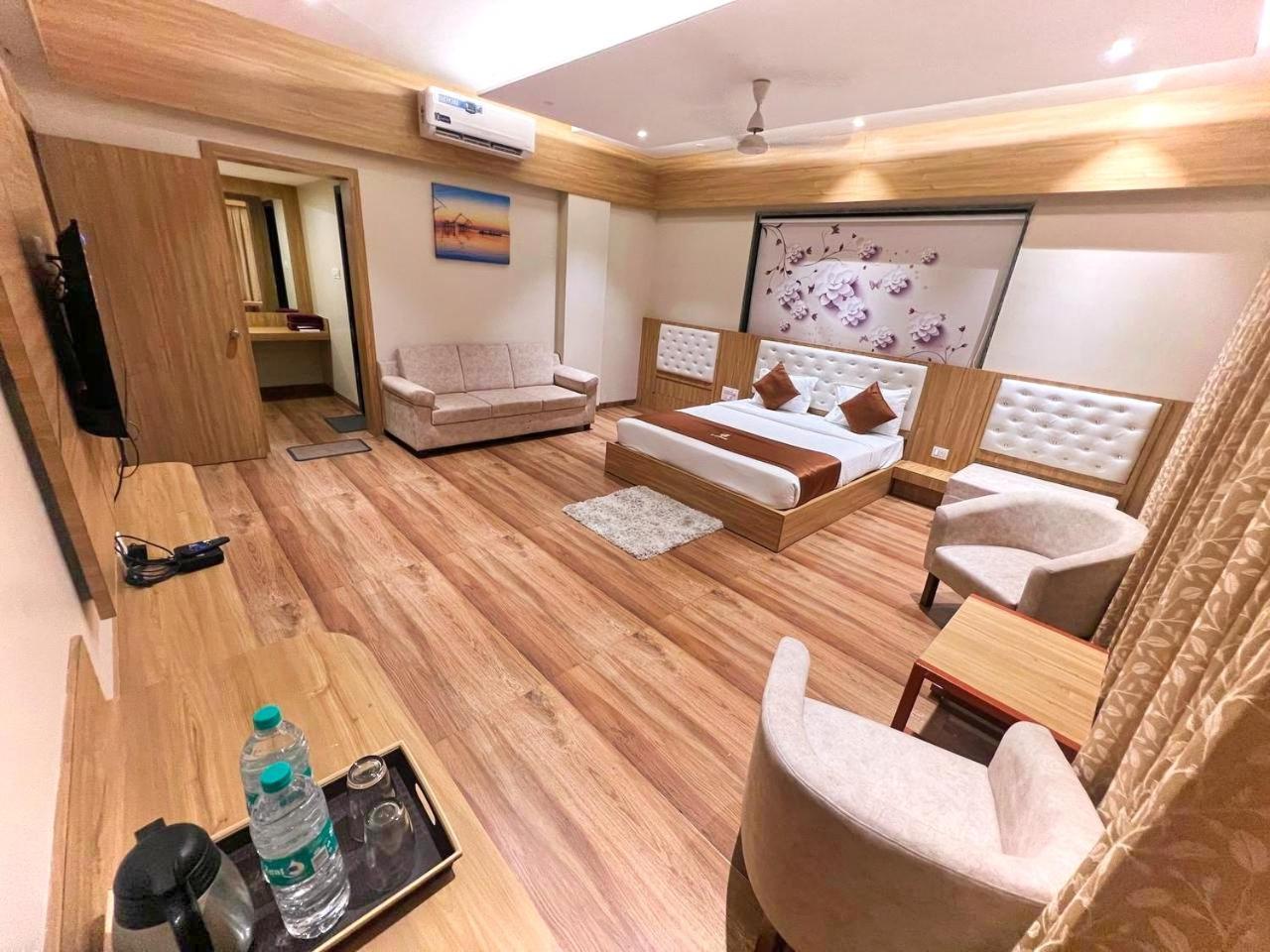 Executive Suite 300 meter from Temple