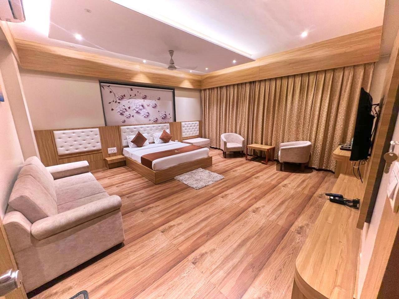 Executive Suite 300 meter from Temple