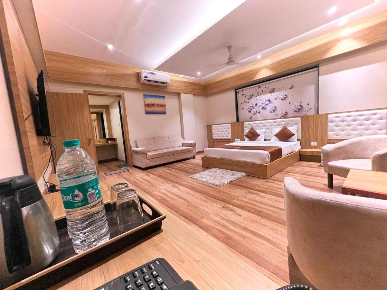 Executive Suite 300 meter from Temple