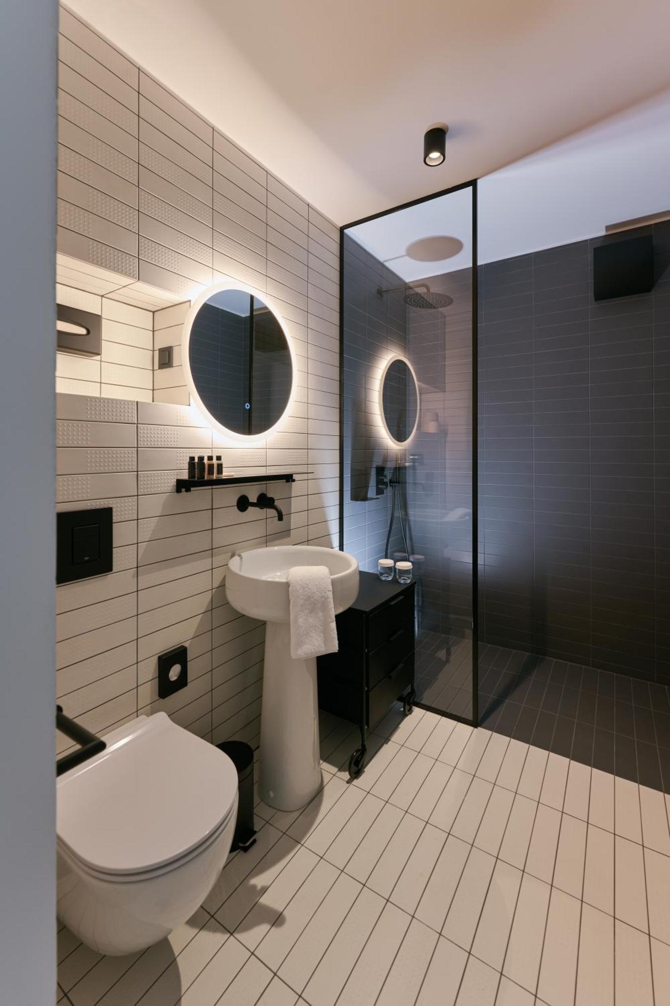 Executive One-Bedroom Apartment,1299095476:JPEG