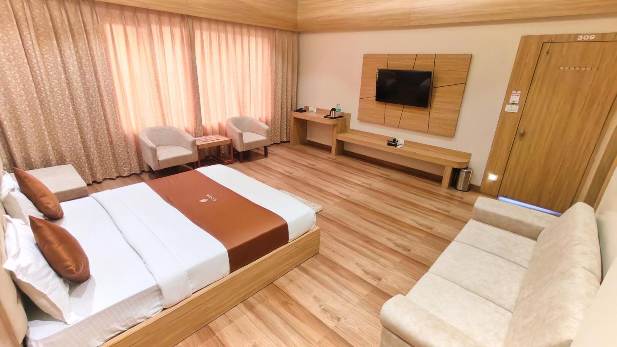 Executive Suite 300 meter from Temple