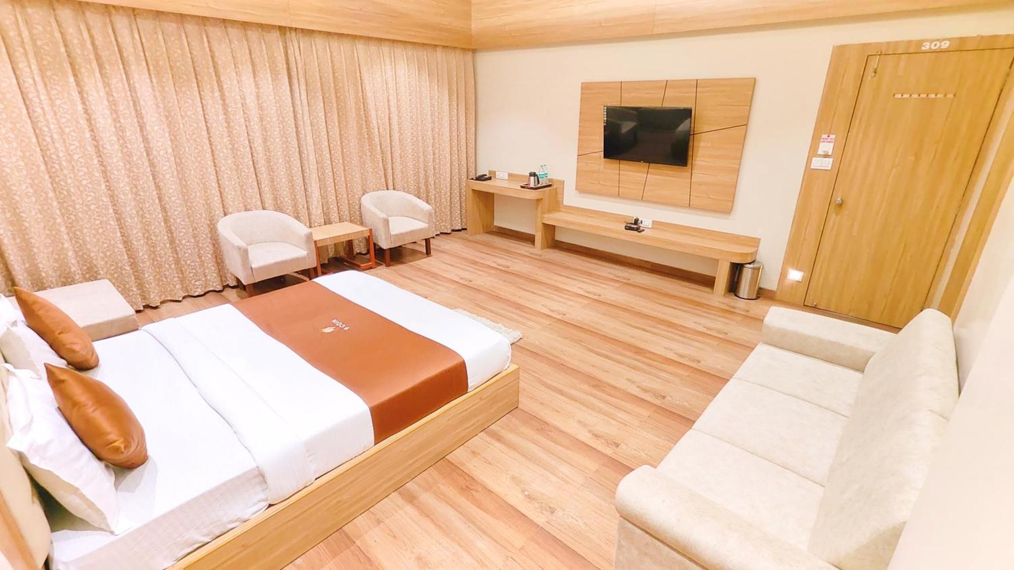 Executive Suite 300 meter from Temple