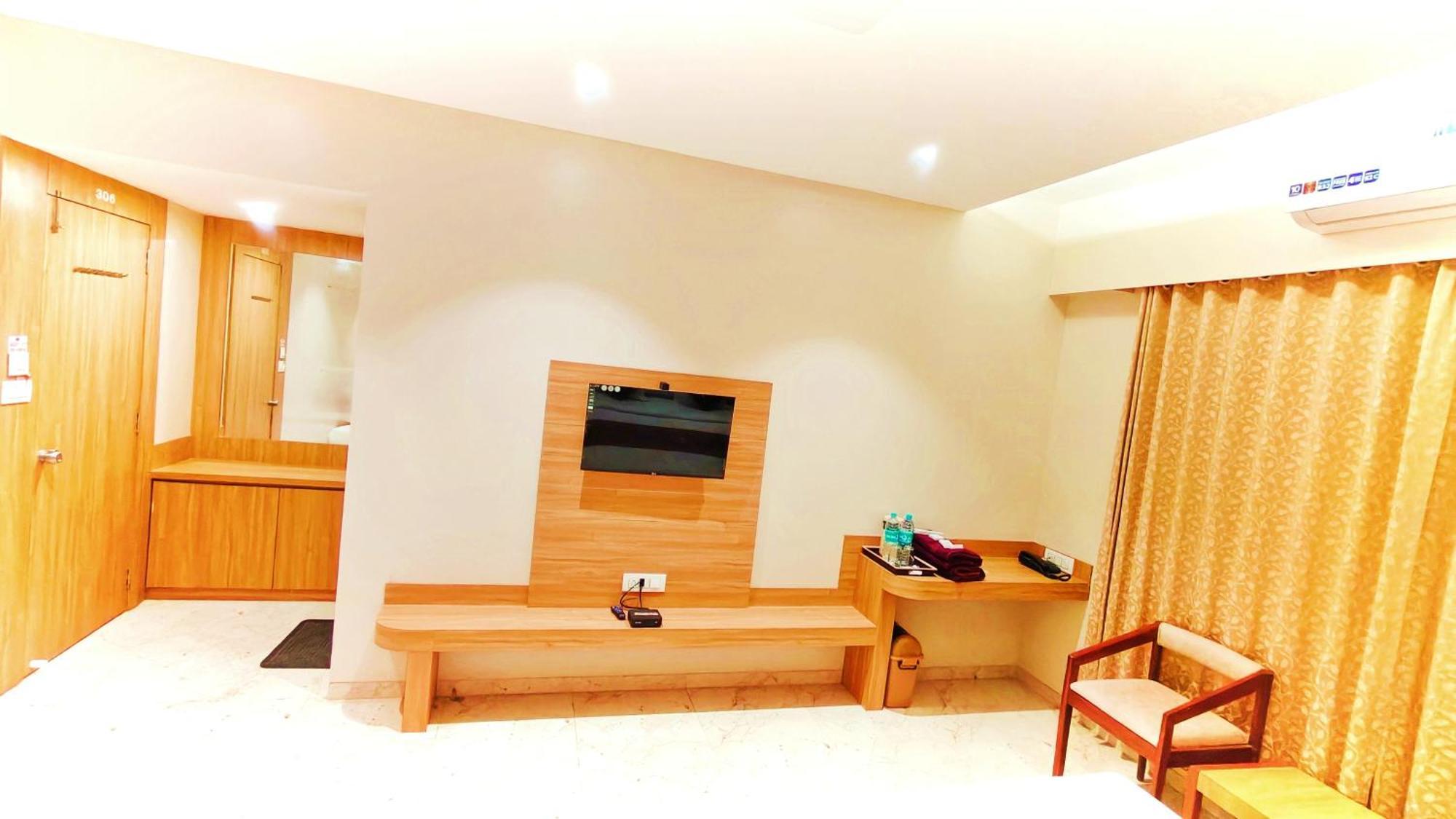 Deluxe Family Room 300 meter from Temple