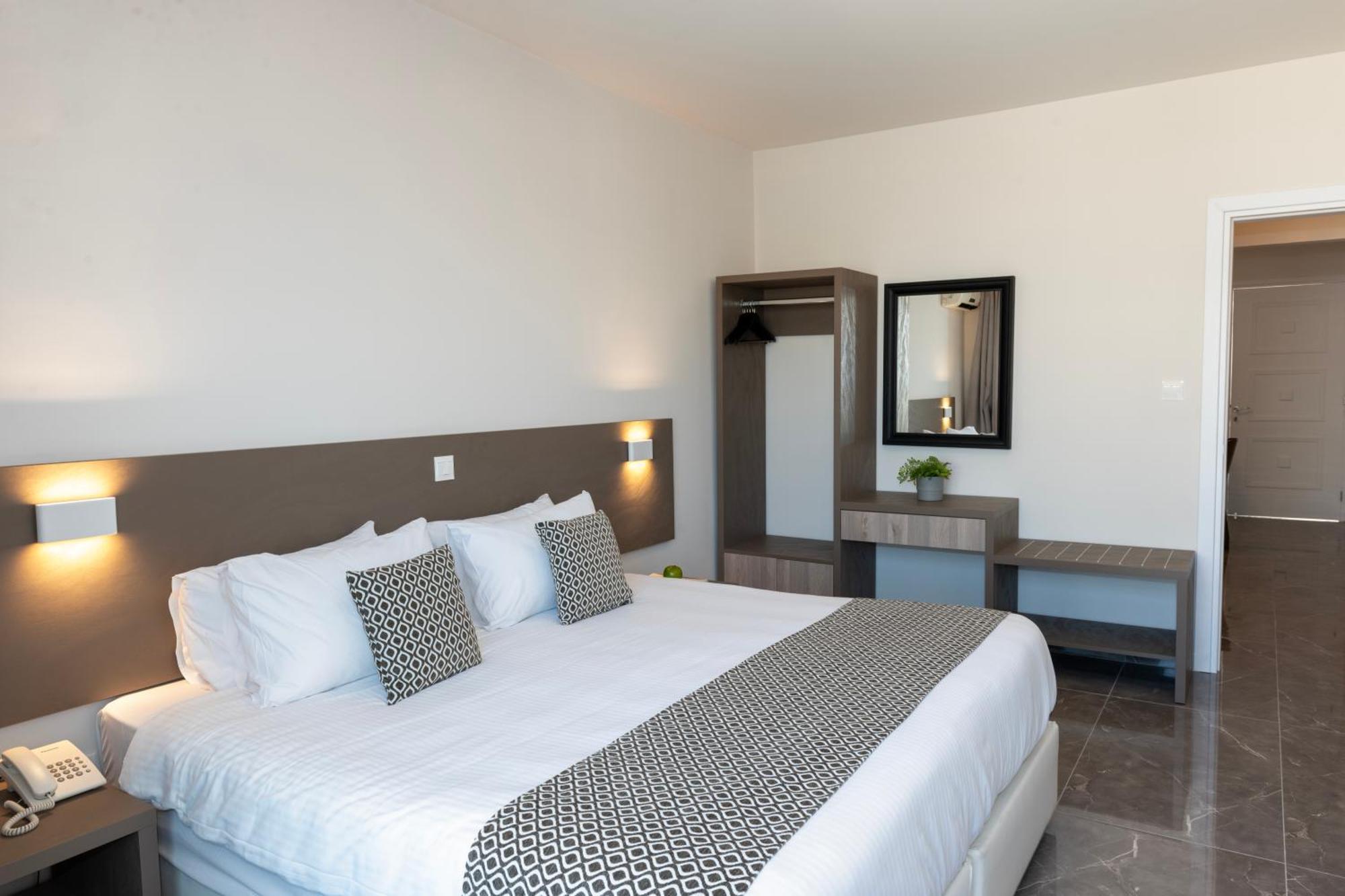 Deluxe One-Bedroom Apartment