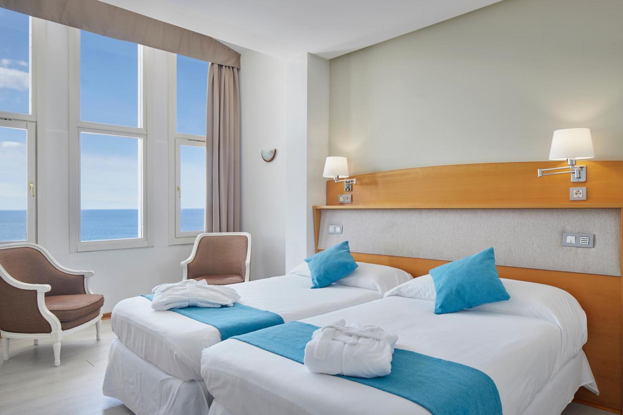 Tweepersoonskamer met 1 of 2 Bedden en Uitzicht op Zee