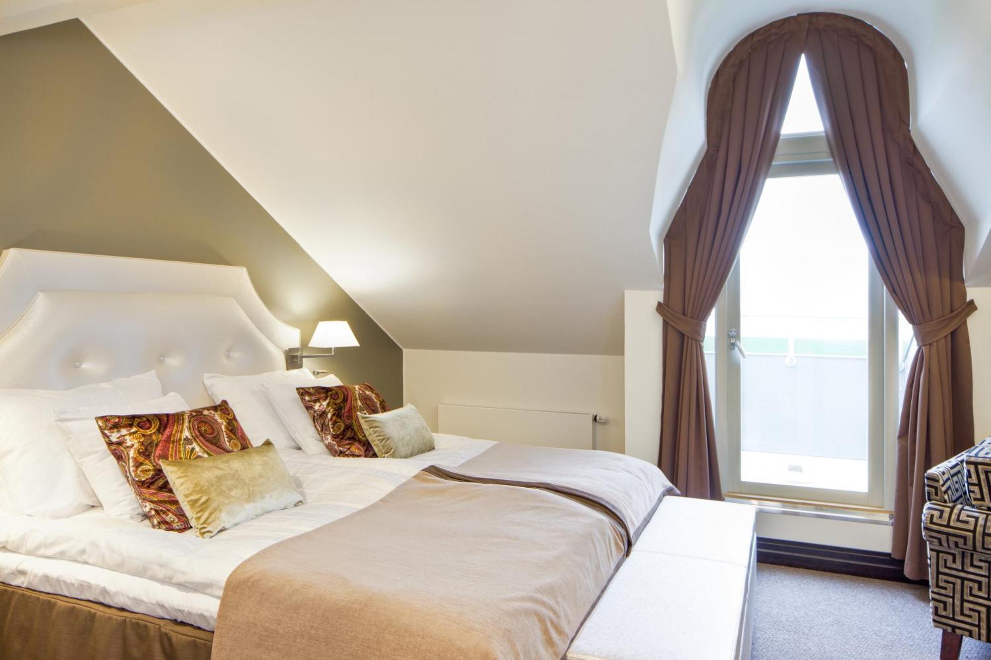 Superior King Room Castle Building