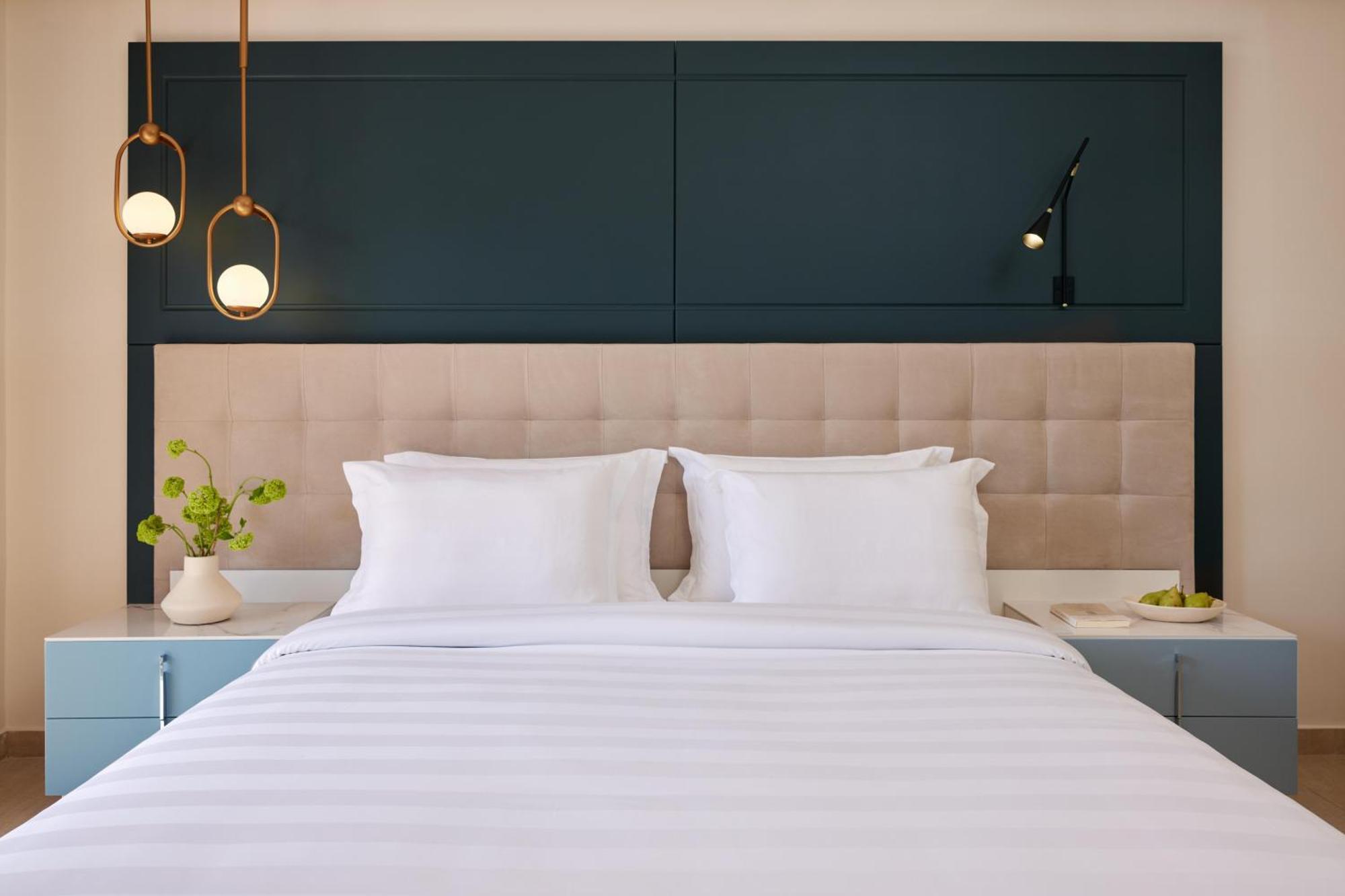 Elegantes Doppelzimmer mit Gartenblick