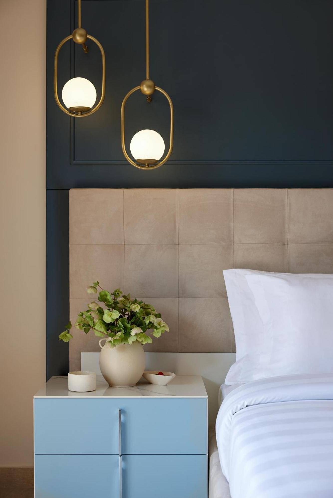 Elegantes Doppelzimmer mit seitlichem Meerblick