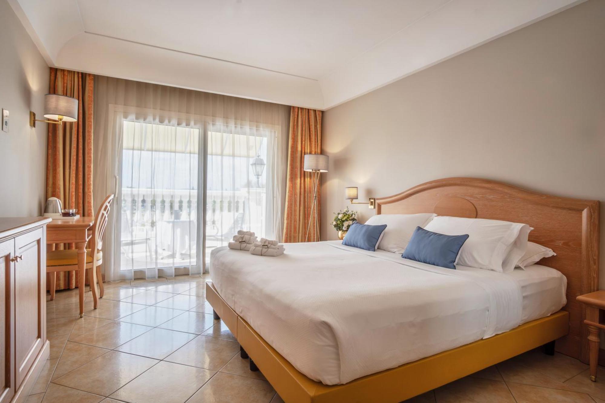 Superior Double Room with Lake View and Spa Access