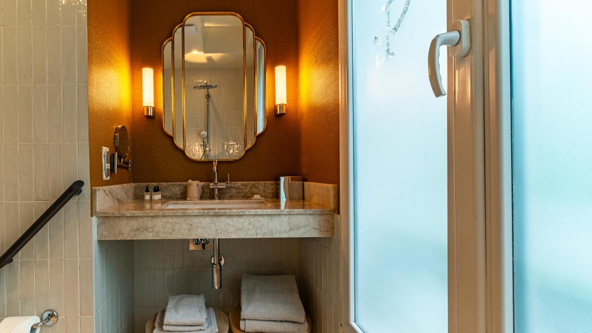 Intimist Room