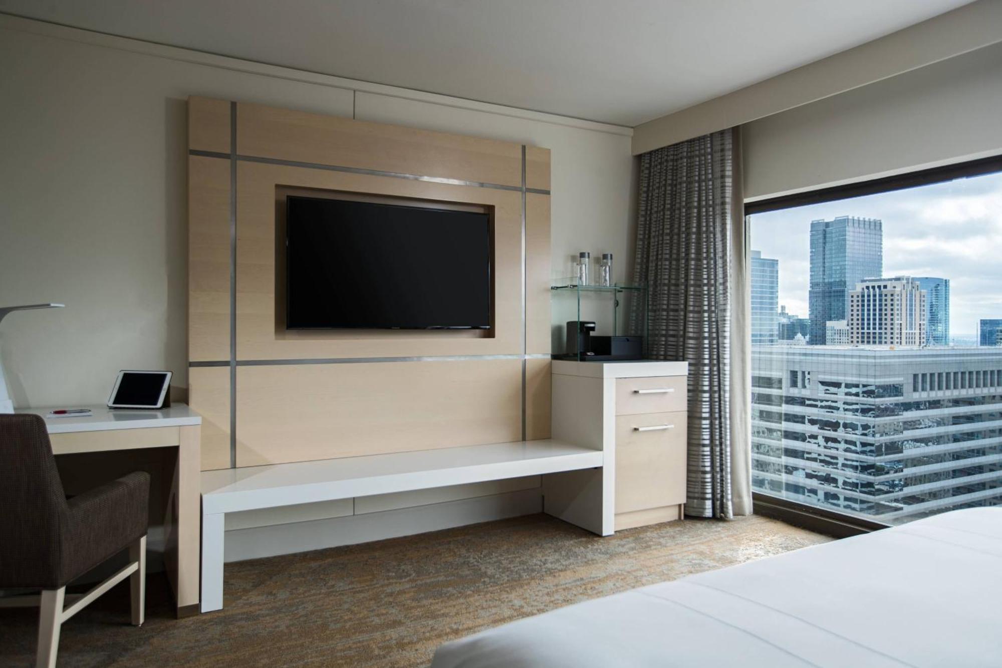 Quarto com Cama King-size e Vista da Cidade - Piso Superior