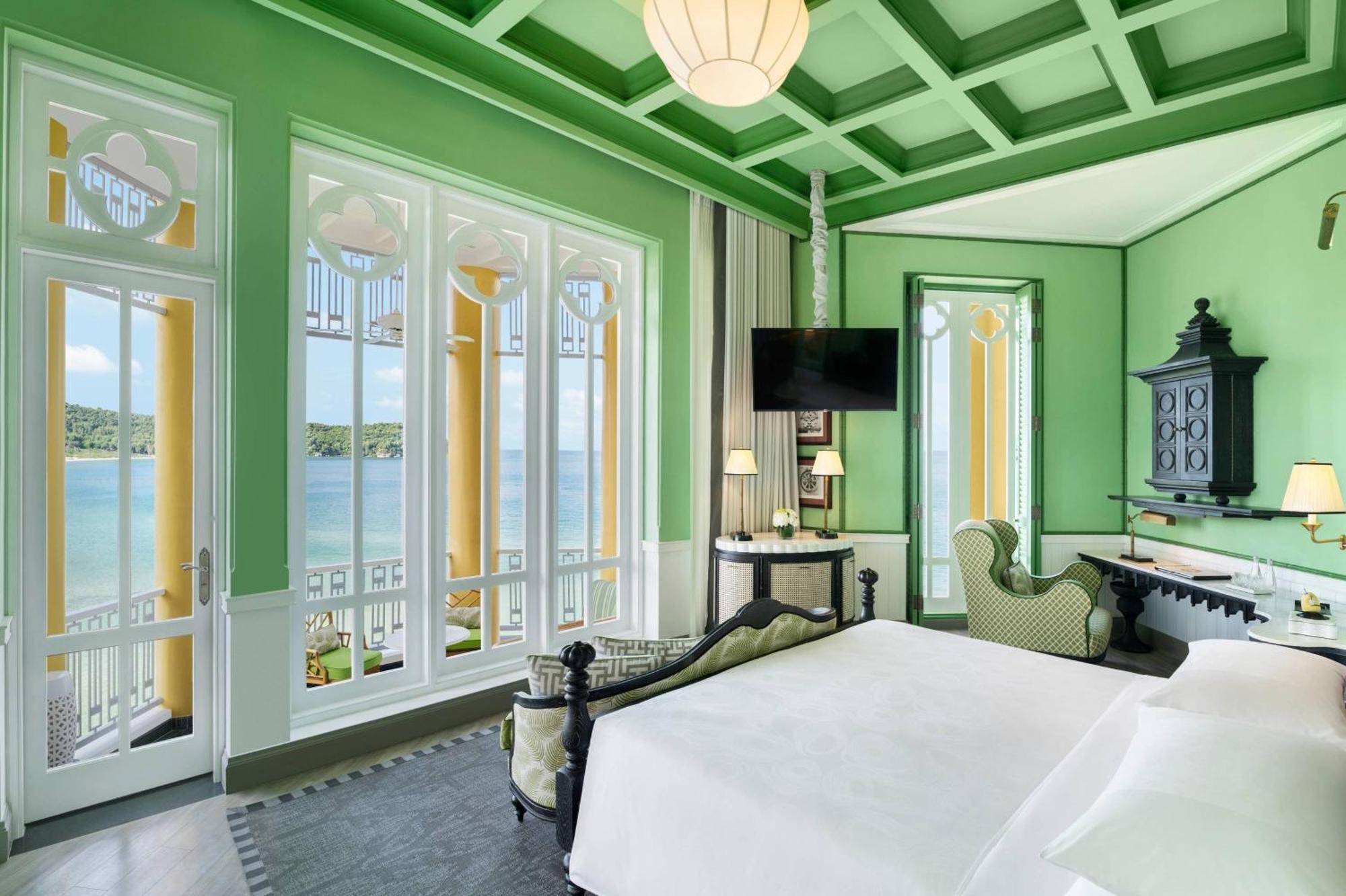 Deluxe Emerald Bay Room 1 King Bed Ocean View Balcony