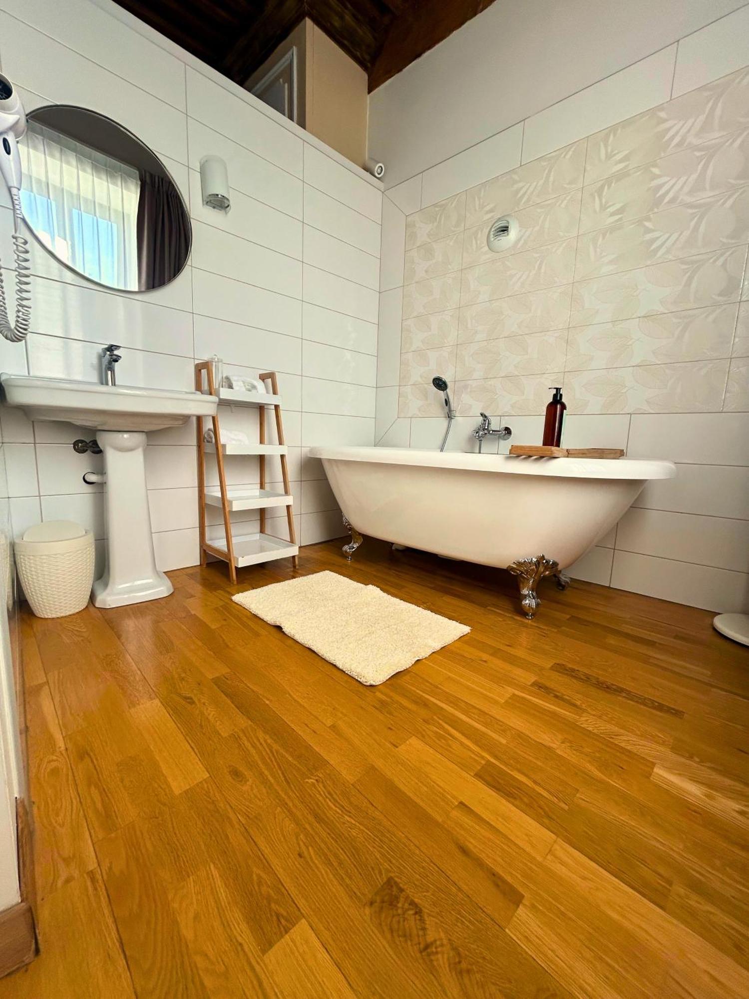 Deluxe Double Room Bath