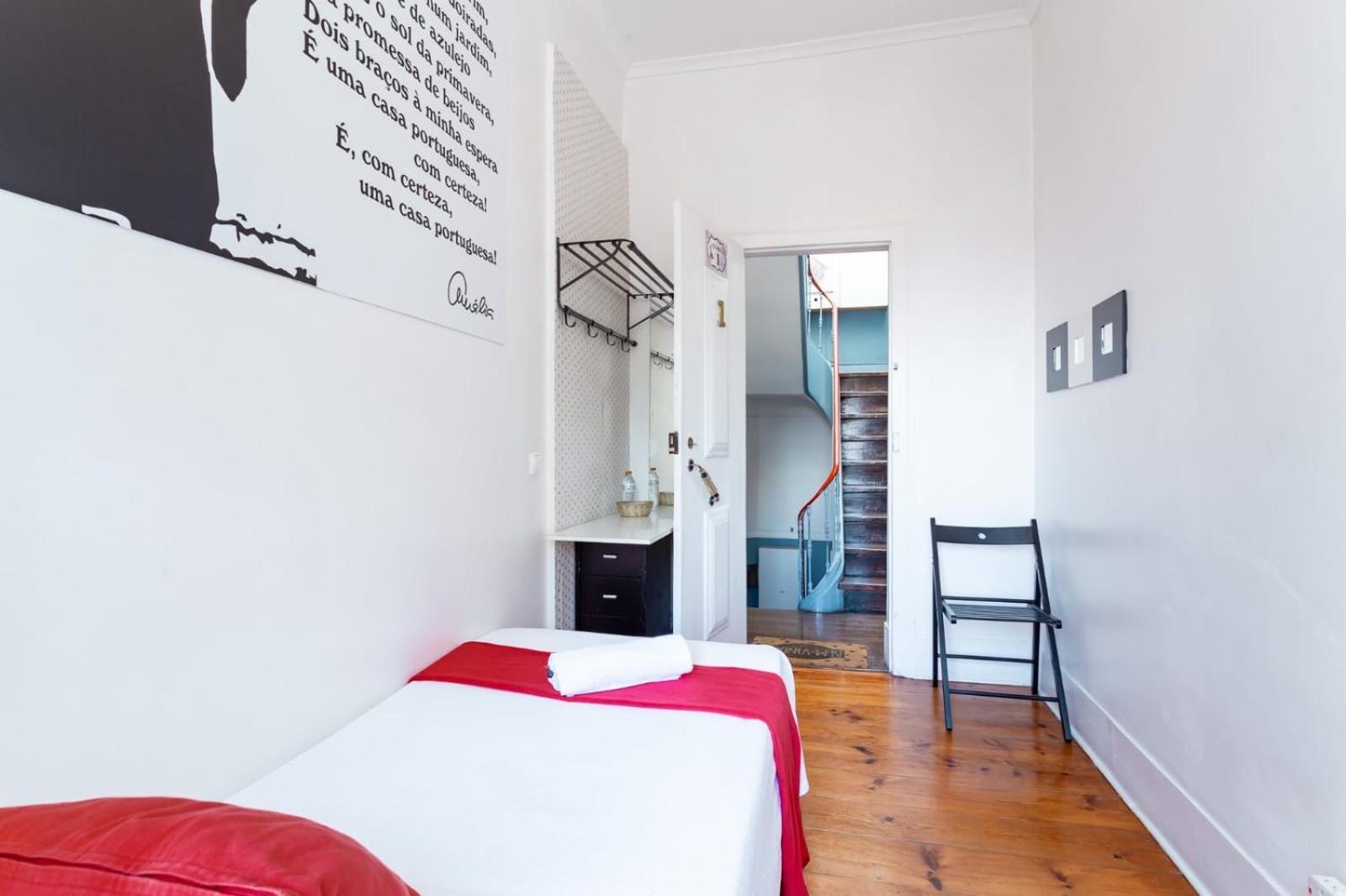 Quarto Individual com Casa de Banho Partilhada