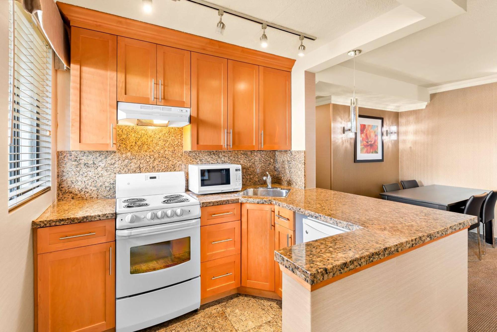 Deluxe One-Bedroom Queen Suite Kitchenette Non smoking