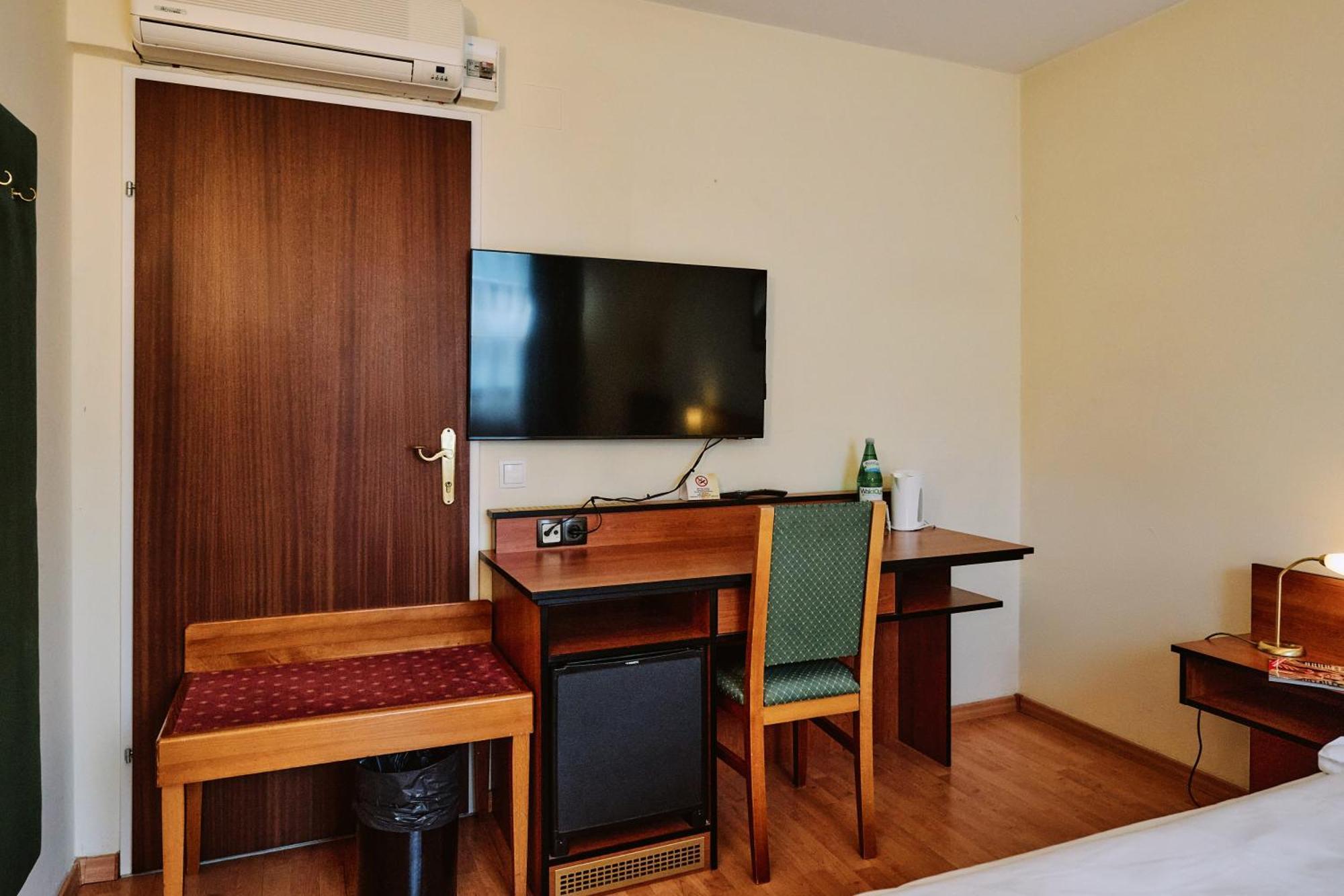 Connecting Room