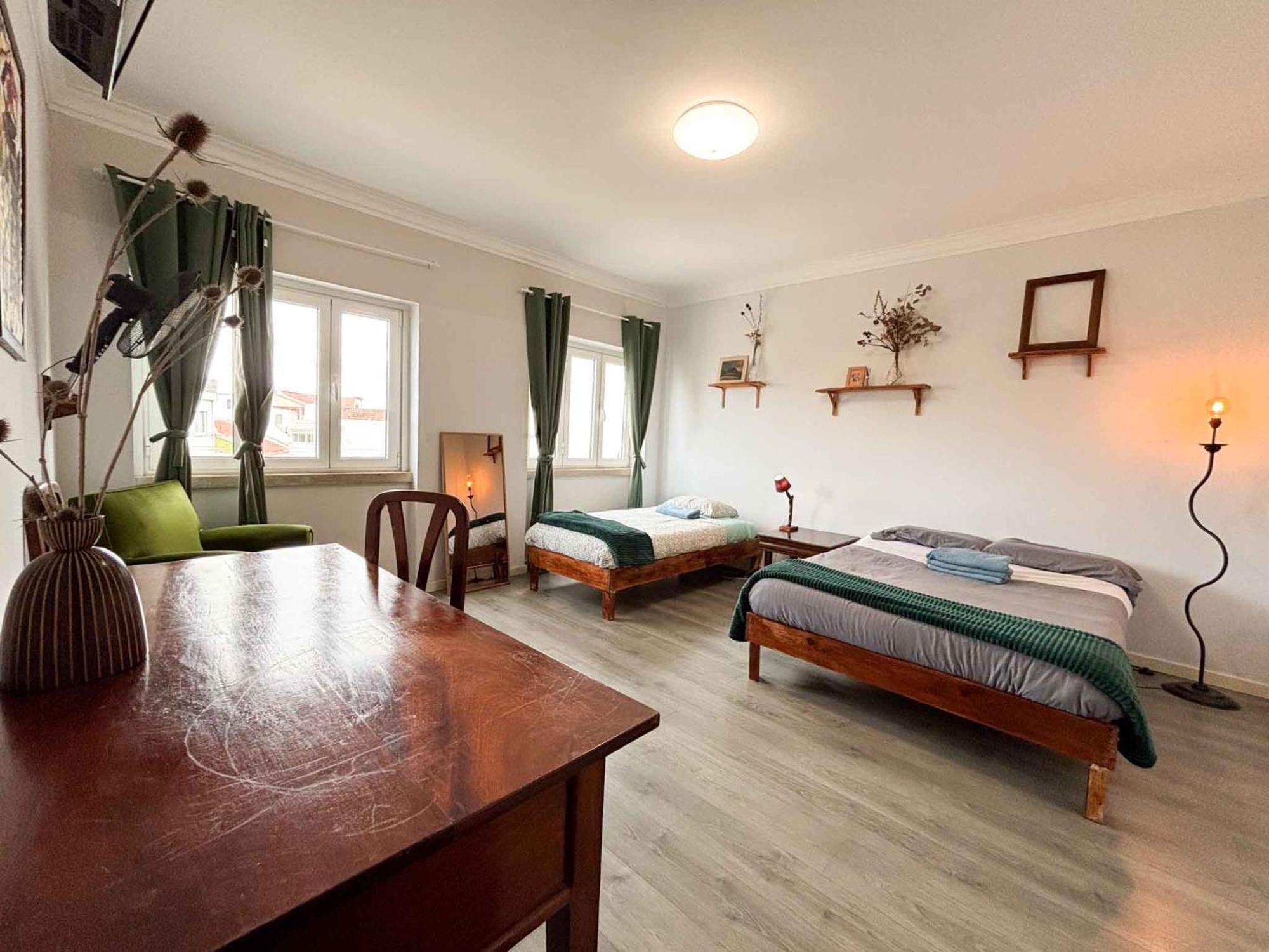Quarto Triplo com Casa de Banho Partilhada