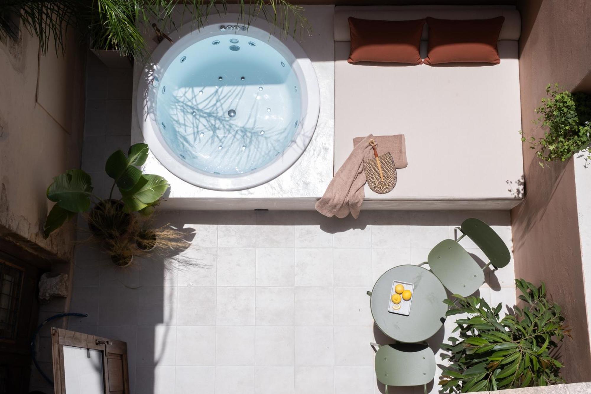 Garden Suite Outdoor Hot Tub