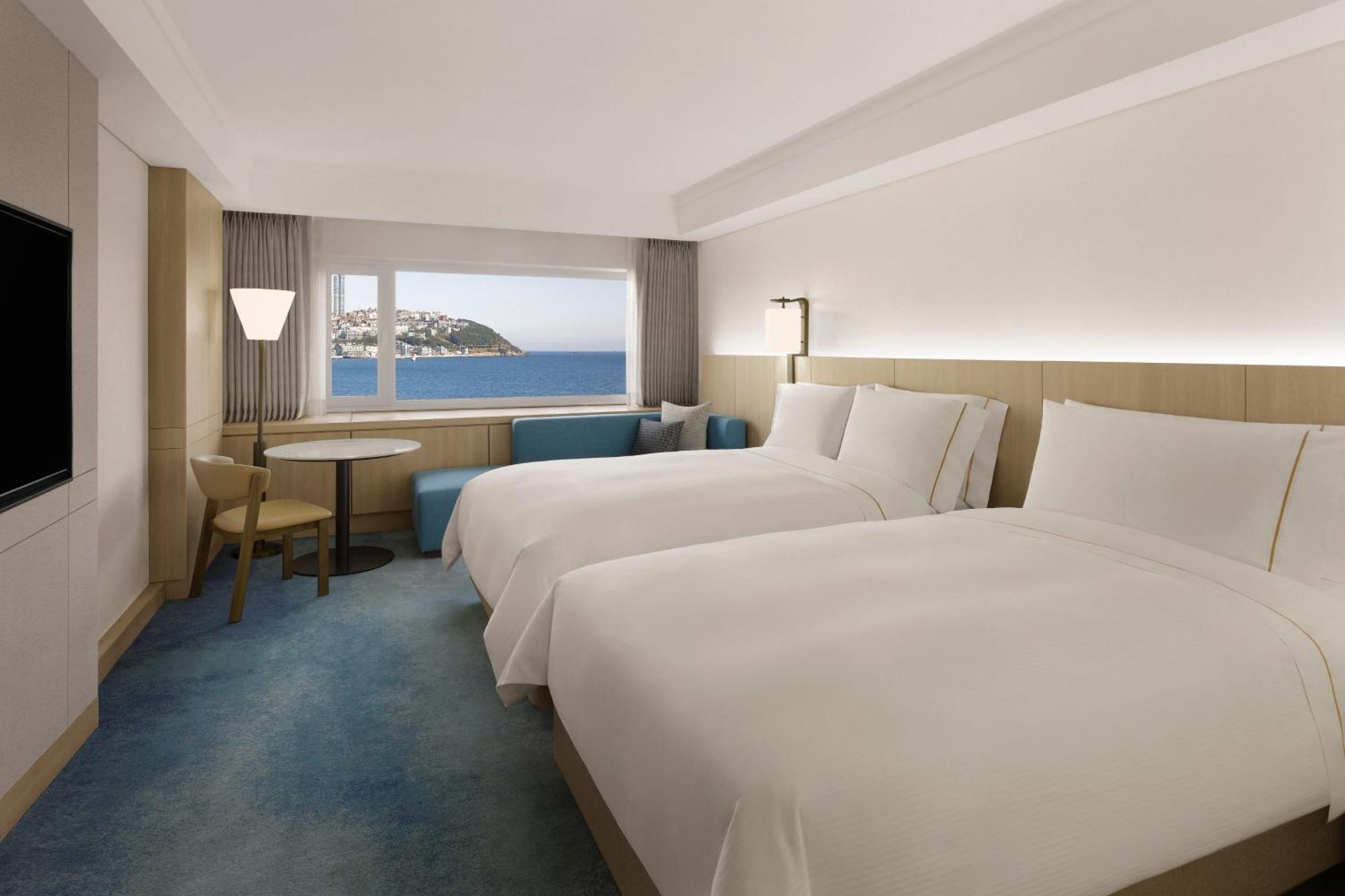 Deluxe Beach Family 1 Queen 1 Twin Haeundae Beach view